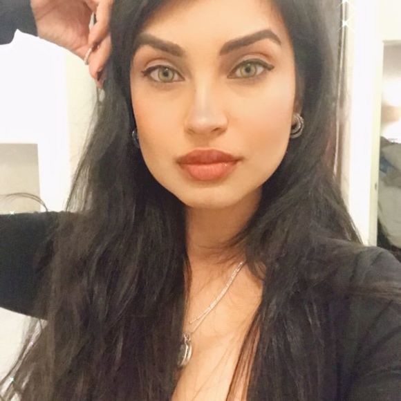 Poshmark profile picture for @jessygoldd